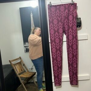 Life integrity, earth NWT, legging, burgundy geometric size S